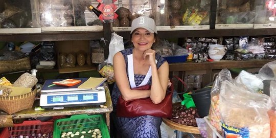 Hidup Sederhana, Ini 8 Potret Kece Tamara Bleszynski Belanja di Pasar Tradisional