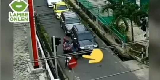 Pemotor Ini Nekat Lawan Arah Lalu Seruduk Pengendara Lain Hingga Masuk Got