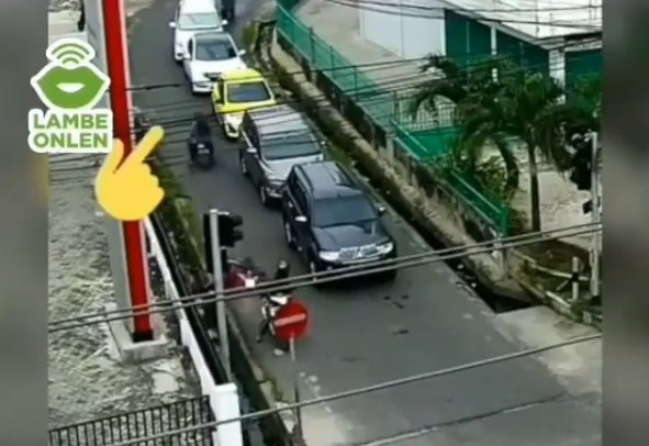 pengendara motor nekat