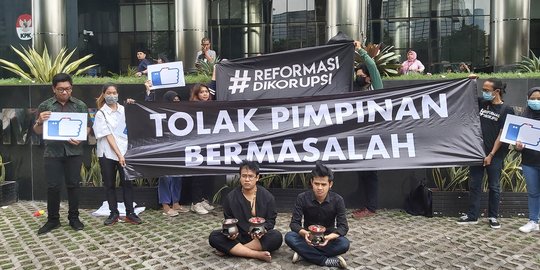 Jelang Pelantikan Pimpinan KPK, ICW Bawa 'Dukun' untuk Usir Roh Jahat