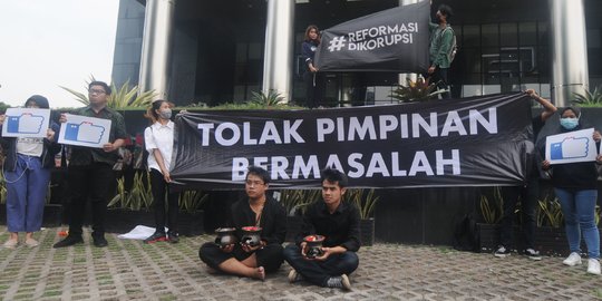 Aksi Teatrikal ICW Tolak Pimpinan KPK Bermasalah