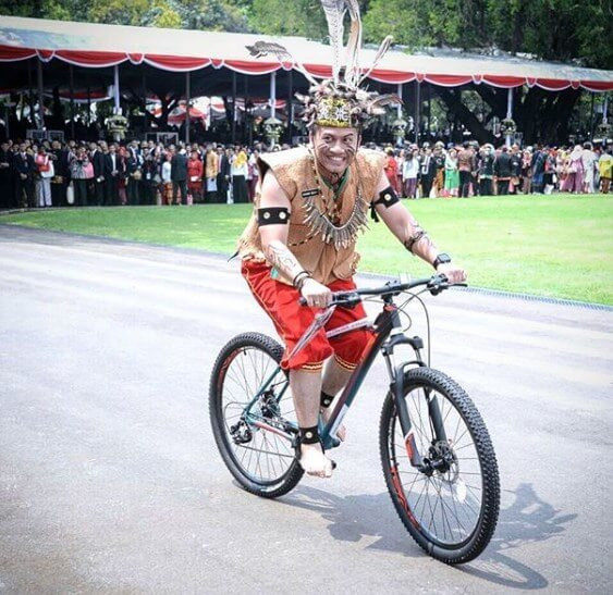 jokowi pakai pakaian adat