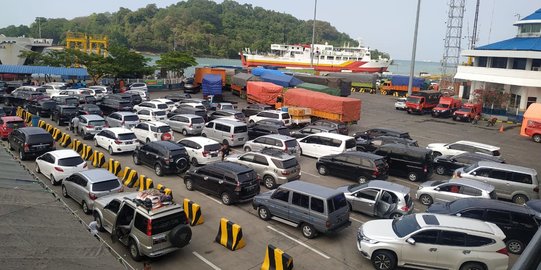 Libur Nataru, Pemudik Padati Pelabuhan Merak