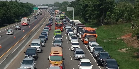 Lalu Lintas Tol Jakarta-Cikampek Padat, Polisi Perpanjang Contraflow