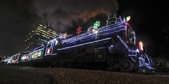 Sambut Natal, Kereta Wisata di Kolombia Dipasangi Lampu Warna-Warni