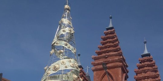 Pohon Natal Gereja Katedral di Denpasar Dibuat dari Lontar