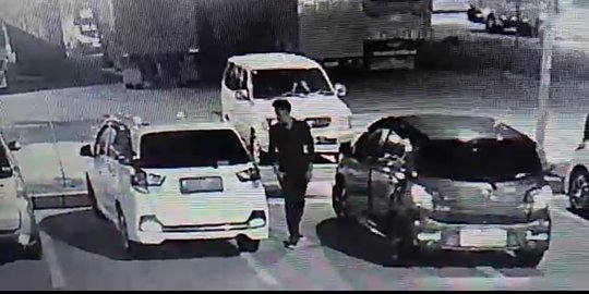 Aksi Maling Gondol Tas Berisi Duit di Rest Area Tol Madiun Terekam CCTV