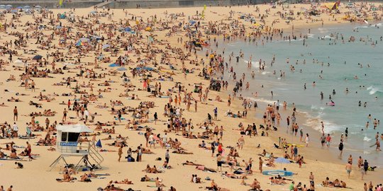 Didera Cuaca Panas, Warga Sydney Penuhi Pantai Bodi