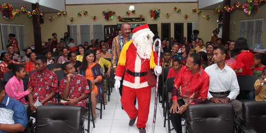 Berkostum Sinterklas, Kapolres Biak Bagikan Bingkisan Natal ke Anak-anak