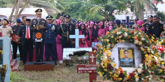 Gugur Dikeroyok di Papua, Anggota Brimob Polda Riau Dimakamkan di TMP