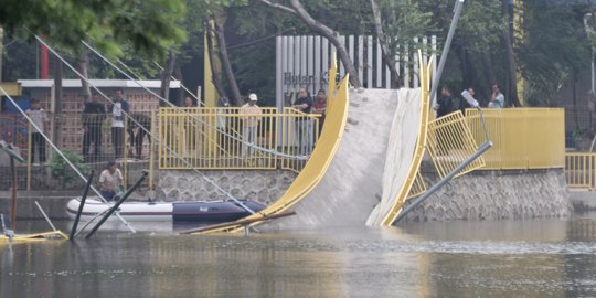 Baru Diresmikan, Jembatan Hutan Kota Kemayoran Ambruk