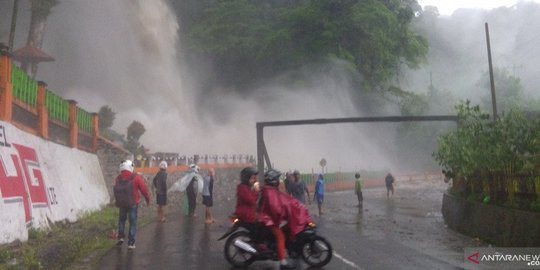 Hujan Deras, Air Terjun Lembah Anai di Sumbar Meluber ke Jalan