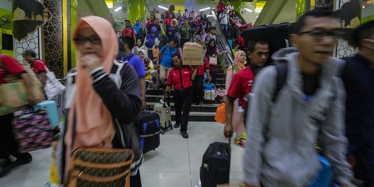 Cerita Porter Stasiun Gambir Raup Rezeki Lebih Saat Lonjakan Penumpang