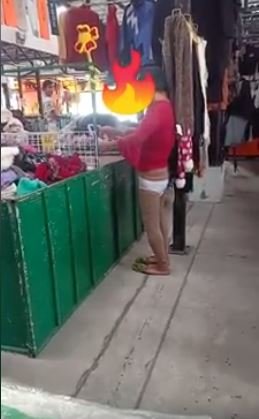 wanita mencoba pakaian dalam