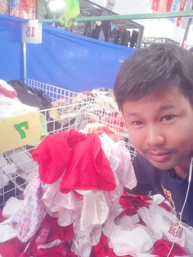 wanita mencoba pakaian dalam
