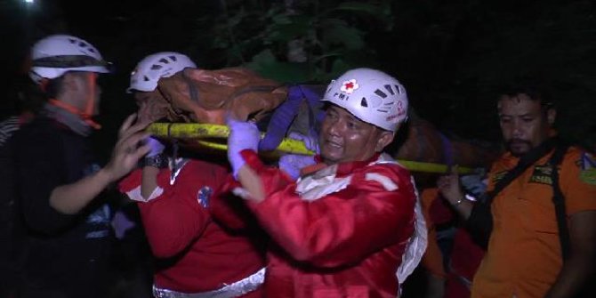 Tim SAR Evakuasi Anggota Mapala Unsika dari Gua Lele Karawang, 3 Orang Meninggal