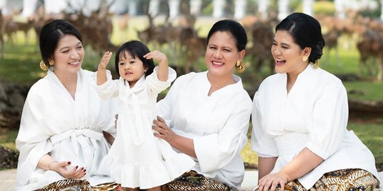 7 Potret Iriana Jokowi Bersama Anak, Cucu dan Menantu, Kompak dengan Kebaya Putih