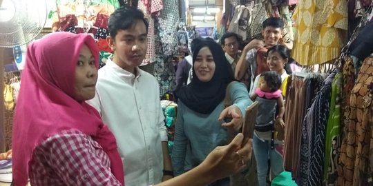 Blusukan ke Pasar Klewer, Gibran Belanja Pakaian untuk Anak dan Istri