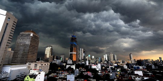 Penampakan Awan Kumulonimbus di Langit Jakarta