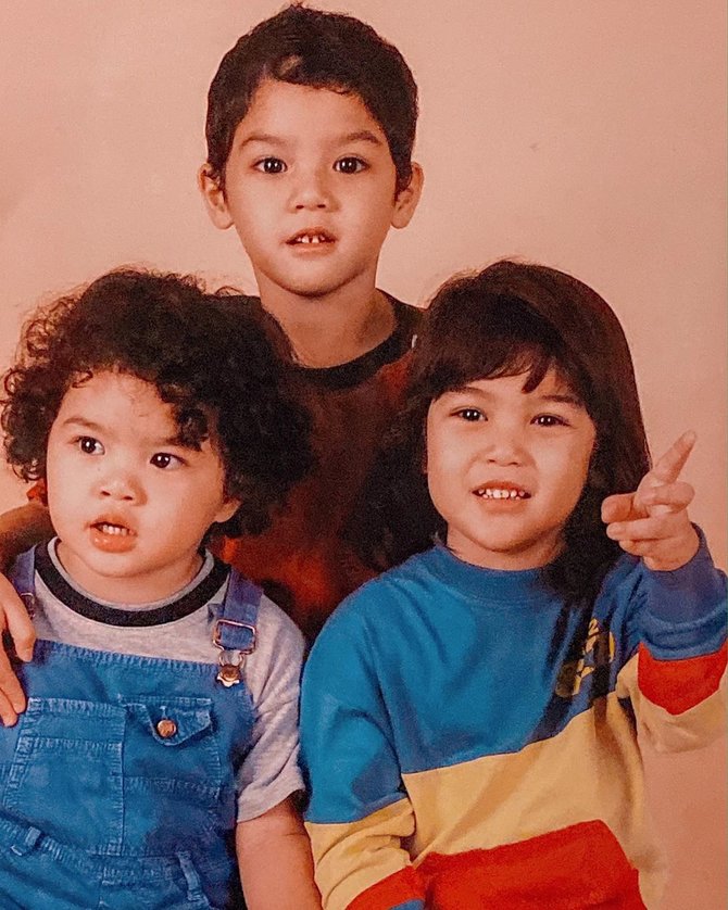 Posting Foto Masa Kecil Al El Dan Dul Maia Estianty Ngaku Suka Cium Ketek Anaknya Semua Halaman Merdeka Com
