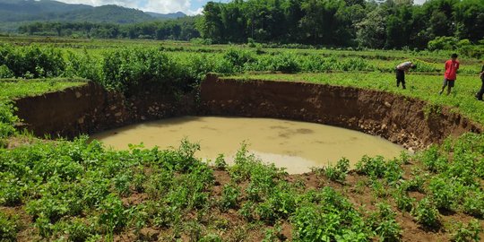 Diawali Suara Gemuruh, Tanah di Maros Ambles dan Membentuk Kolam Besar