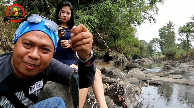 memancing bersama wanita cantik