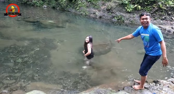 memancing bersama wanita cantik