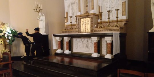 Polisi Sterilkan Gereja di Bandung, Aktivitas Ojol Dibatasi Saat Natal