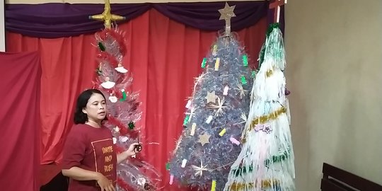 Unik Pohon Natal  Gereja  di Malang Gunakan Sampah Plastik 