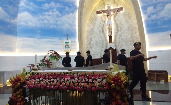 tim gegana sterilkan gereja di pusat kota medan