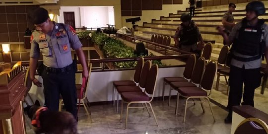 Anjing Pelacak dan Personel Jibom Sterilkan Gereja di Bali
