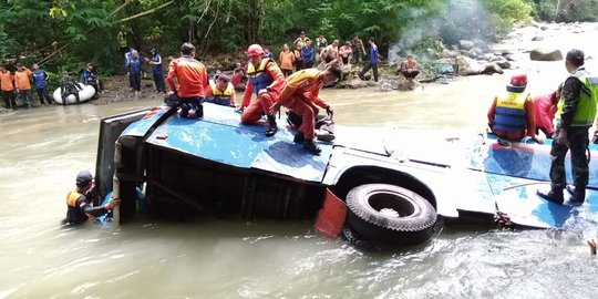 Detik-Detik Bus Sriwijaya Terjun ke Jurang Sedalam 150 Meter