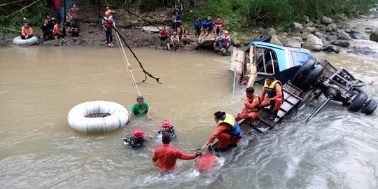 Evakuasi Korban Bus Sriwijaya Terkendala Derasnya Arus Sungai