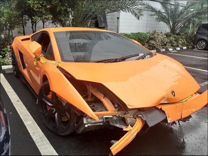 lamborghini abdul malik penodong pistol ke pelajar