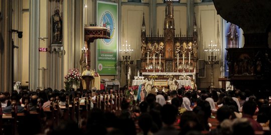 Khidmat Jemaat Ikuti Misa di Gereja Katedral
