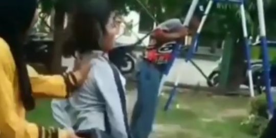 miris, para siswi sma asyik pesta miras sampai mabuk berat & jungkir balik di taman