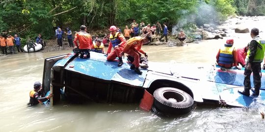 Bus Sriwijaya Terjatuh Tepat di Pusaran Sungai Lematang Pagar Alam