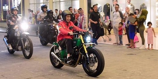 Libur Natal, Jokowi Datang ke Mall Naik Motor Custom 'Dikawal' Kaesang