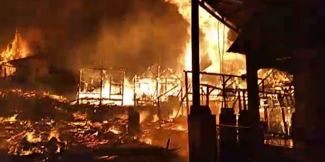 Diduga Akibat Korsleting Listrik, 14 Rumah di Lebak Ludes Terbakar