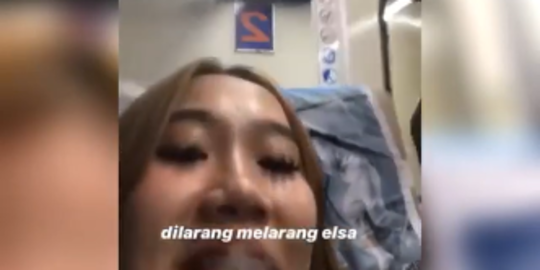 Viral Perempuan Ngevape Dalam Kereta, Bukannya Malu Malah Ketawa Kegirangan