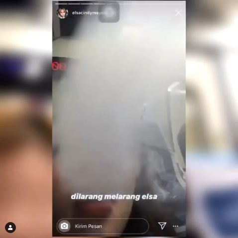 wanita ngevape di gerbong kereta