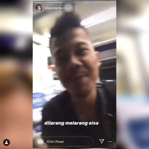 wanita ngevape di gerbong kereta