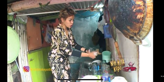 Dikenal Tajir Melintir, Nikita Mirzani Tak Sungkan Cuci Piring di Kedai Bakso