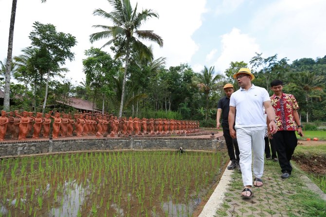 reaksi ridwan kamil lihat ribuan patung penari muncul di tengah sawah banyuwangi