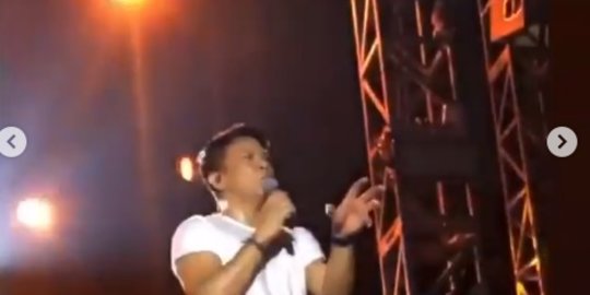 Potret Allea Saat Nonton Konser Ariel, Modis dan Cantik