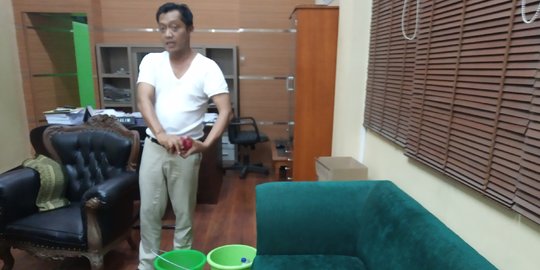 Hujan Deras, Ruangan Wakil Ketua DPRD Jember Becek Akibat Atap Bocor