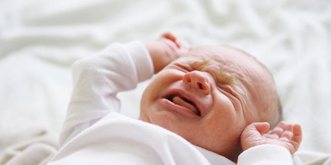 8 Pereda Masalah Konstipasi yang Alami dan Ampuh bagi Bayi