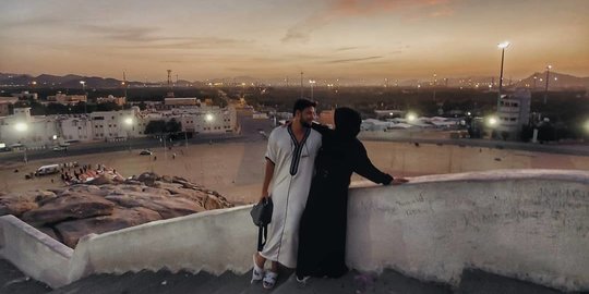 Potret Romantis Irish Bella dan Suami di Jabal Rahmah: Semoga Kita Seperti Adam-Hawa