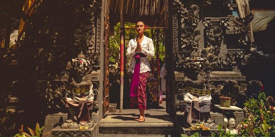Potret Agnez Mo Kenakan Kebaya Bali, Tuai Banyak Pujian