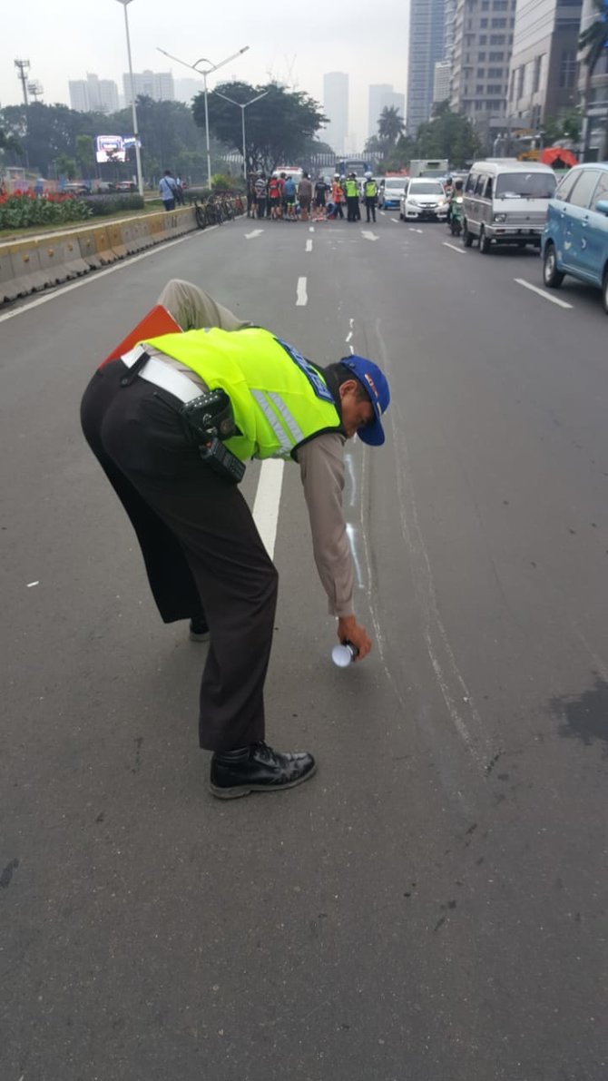 mobil tabrak pesepeda di sudirman